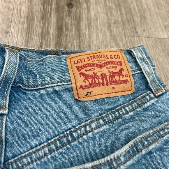 Levi’s 501 Jean Shorts Medium Wash Button Fly Denim Americana Size 24 - Picture 3 of 7